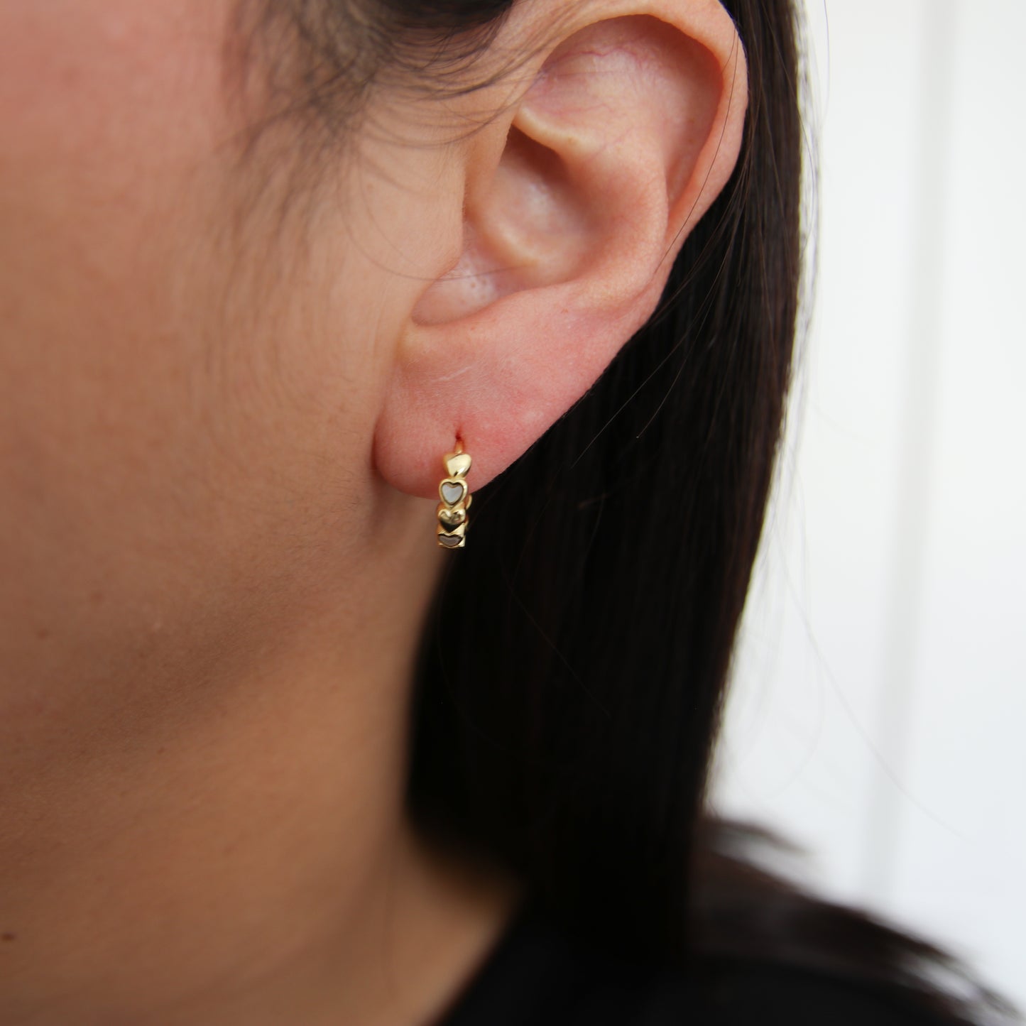 Nacre Hearts huggie Earring